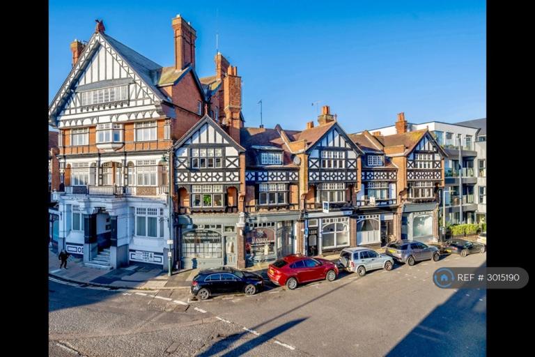 1 bedroom flat in Station Road, Henley-On-Thames, RG9 (1 bed) (#3015190)