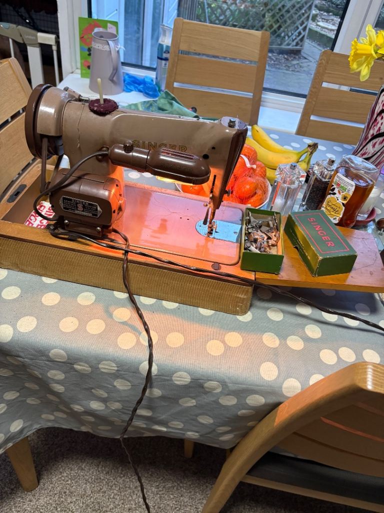 Sewing machine singer