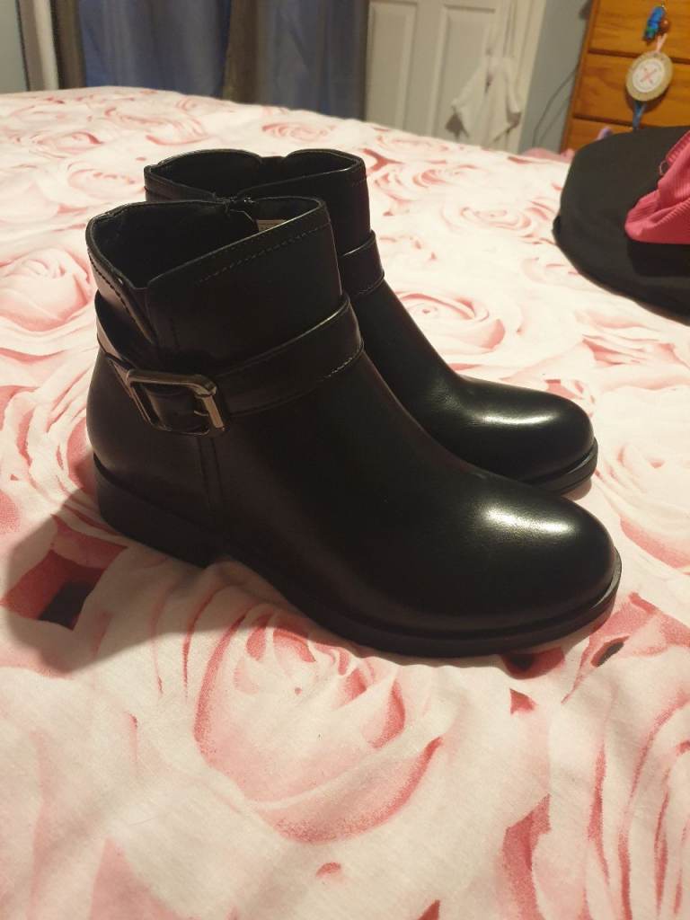 Black Leather Ankle Boots with Buckle – Size 5, Good Condition
