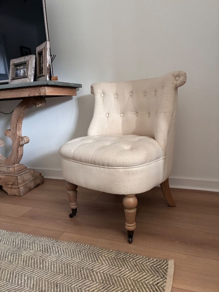 Cream Upholstered Accent Chair with Button Back & Turned Legs
