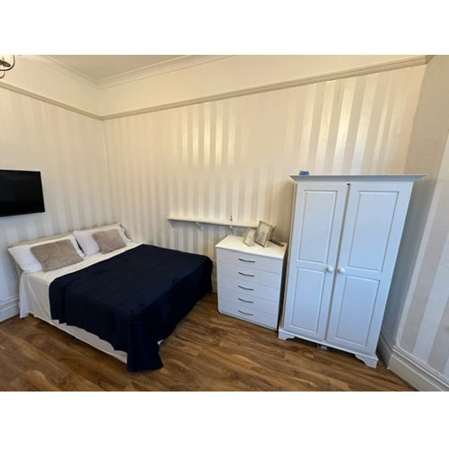 Double Semi-Studio * Matheson Road, West Kensington, W14 8SN * ALL BILLS INC