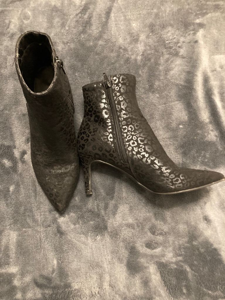 Ladies black boots size 5-6
