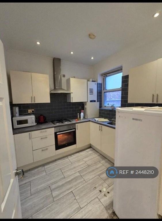 2 bedroom flat in North Finchley, London, N12 (2 bed) (#2448210)