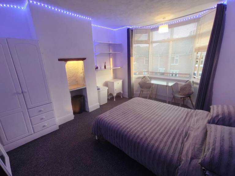 Double room in clean quiet shared house