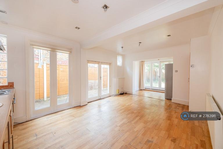 2 bedroom flat in Raleigh Road, London, N8 (2 bed) (#2783911)