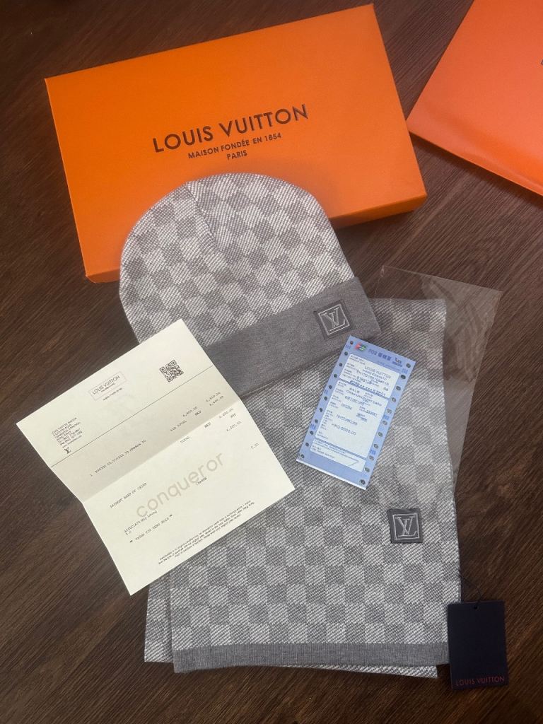 LV BEANIE AND SCARF