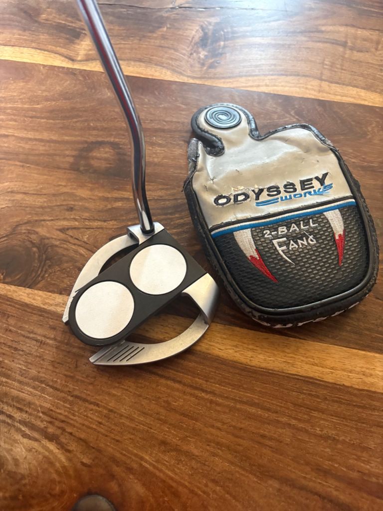 Odyssey 2-Ball Fang Putter (33”)
