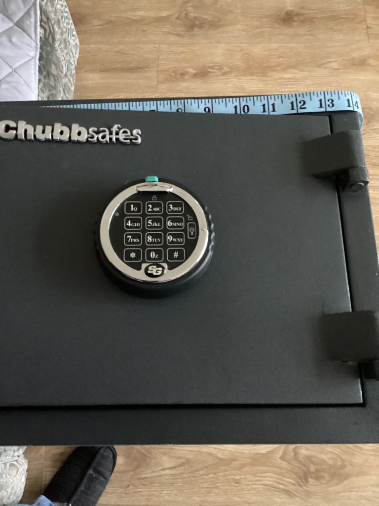 Chubb  Wall safe