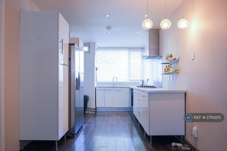 image for 3 bedroom house in Witney Path, London, SE23 (3 bed) (#2710205)