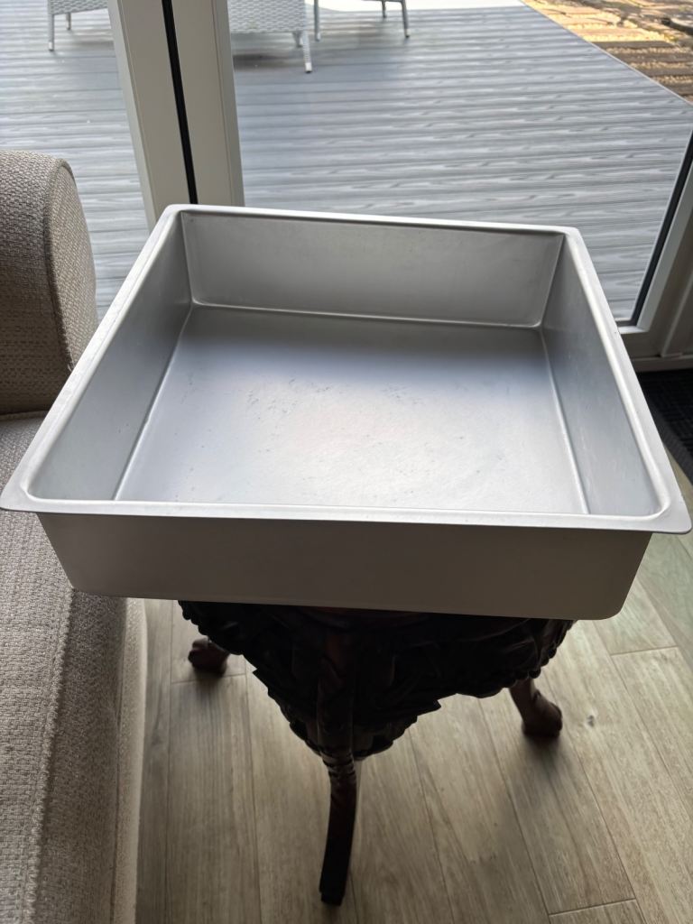 Large cake tin