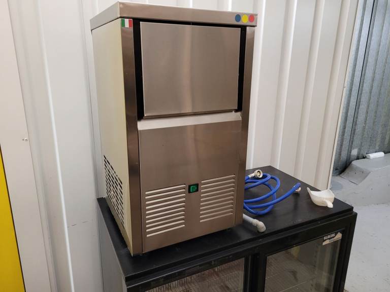 Commercial Catering ice machine 30kg pet 24Hrs 