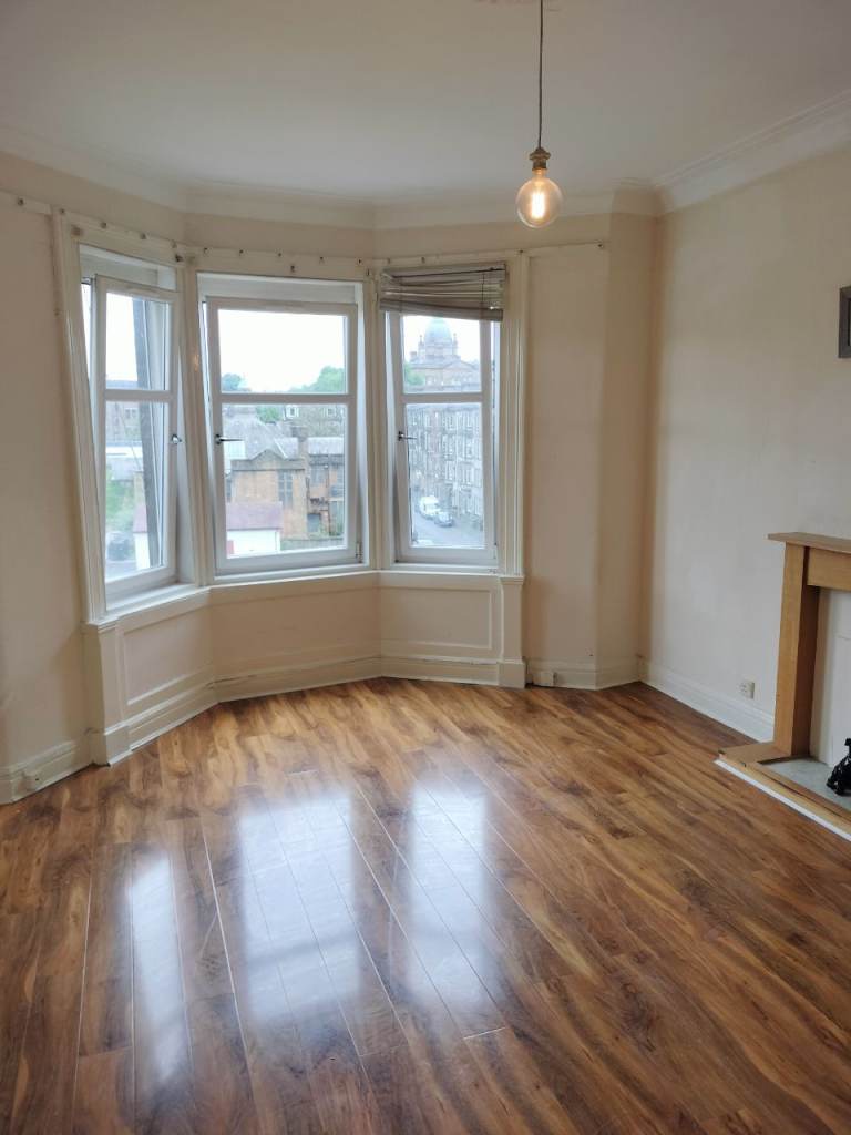 1 bed flat - next to UWS - 5mins from rail station 