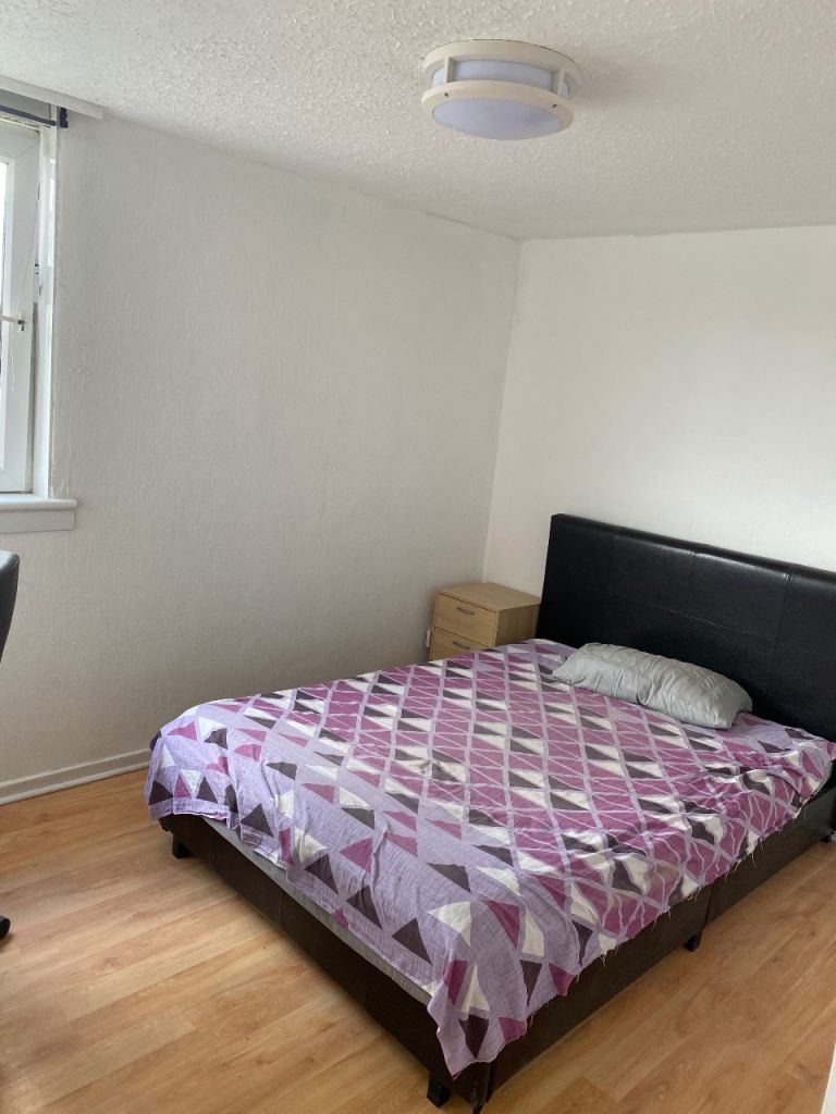 1 double bedroom available in 3 bedroom flat. 