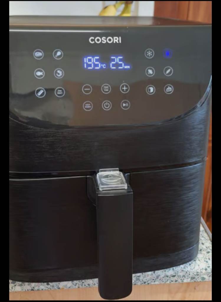 COSORI 5.5L in used condition but in good condition and need some clean with some scratches, 