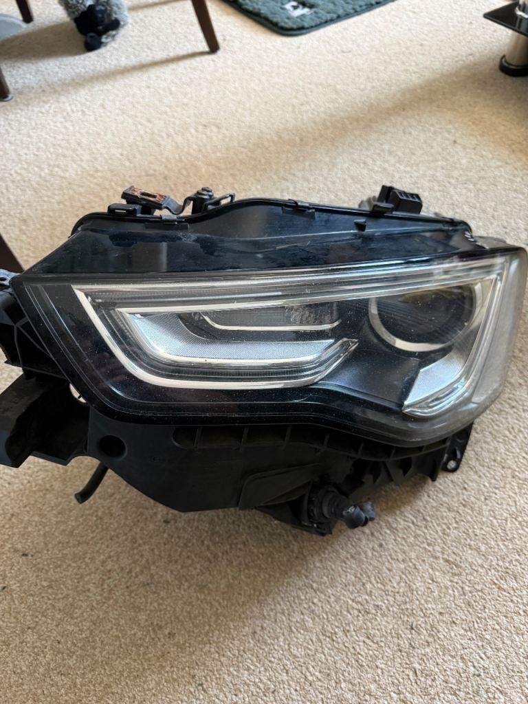 Audi a5 b8.5 headlight unit. Passenger side. Damaged frame 