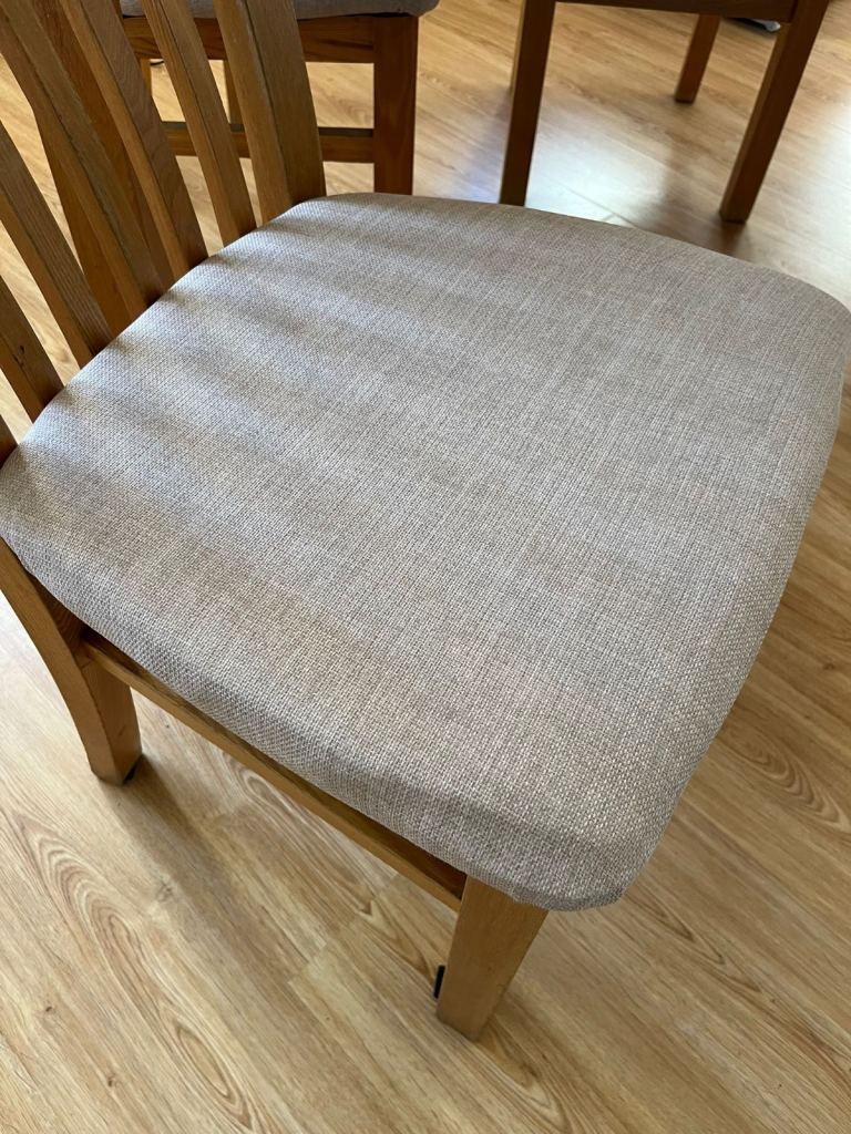 Excellent condition! Extending oak kitchen table PLUS 6 chairs