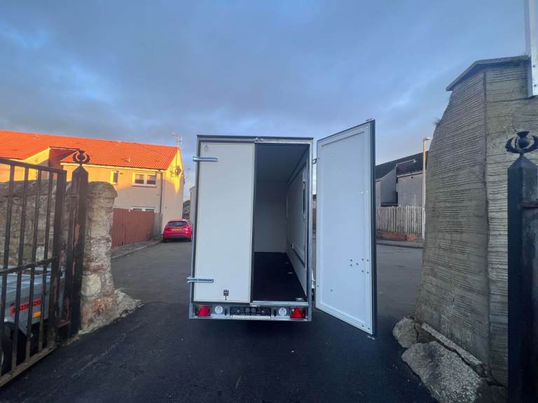 BRAND NEW TWIN AXLE CATERING TRAILER/ FOOD TRUCK/ BURGER VAN 2000KG