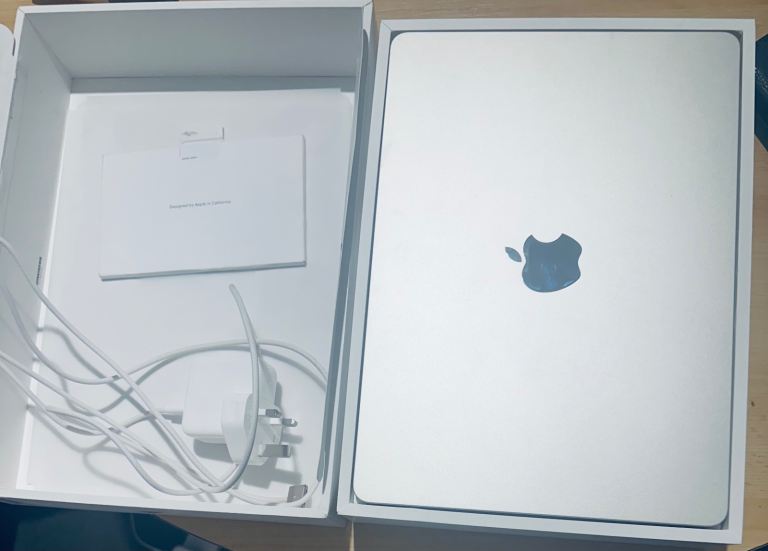 Mac book air(13-inch,m4,2025)16 gb ram ,10 core cpu,13.6 inch display