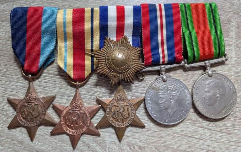 WW2 5 Medal Group: 1939-1945 Star/Africa Star/France-Germany Star/War & Defence Medals