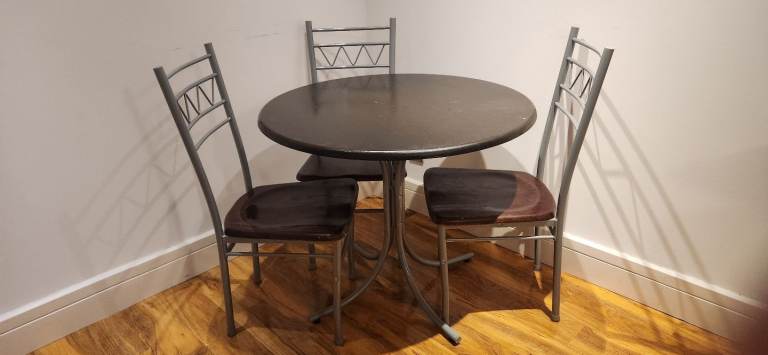 Round Dining Table & Chairs