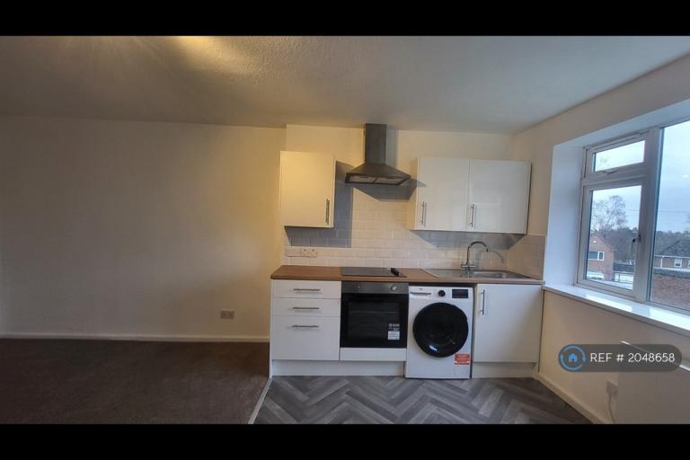 1 bedroom flat in Oakley House, Bromsgrove, B60 (1 bed) (#2048658)