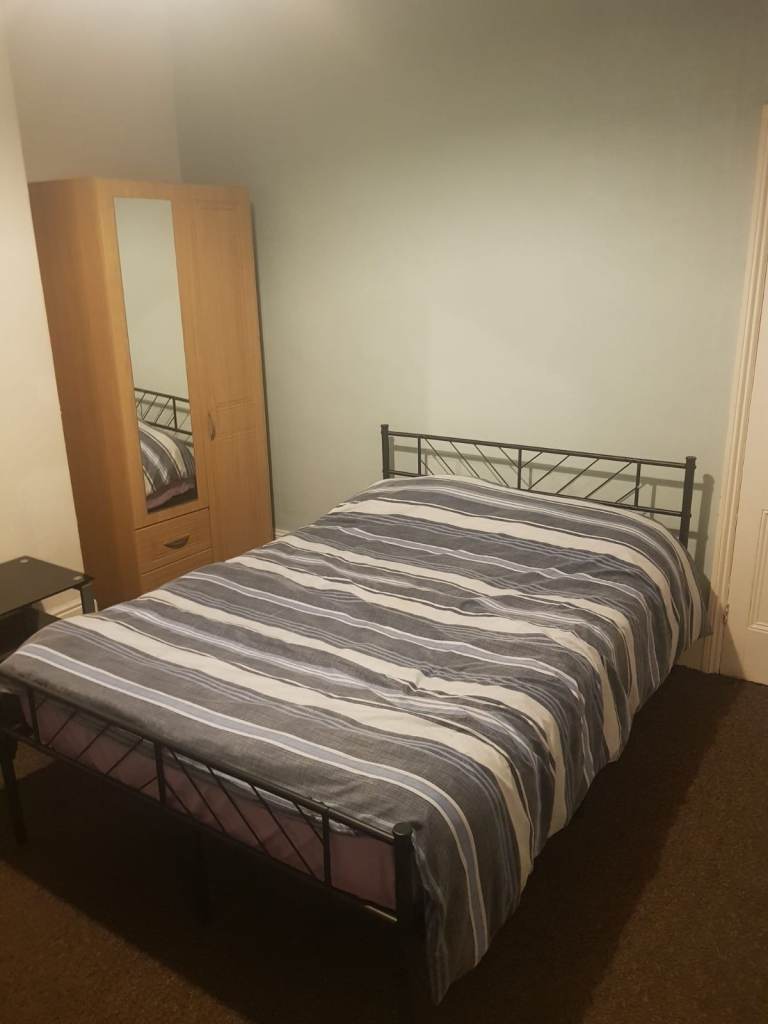 Double bedroom to let in a quiet house- Near London Road