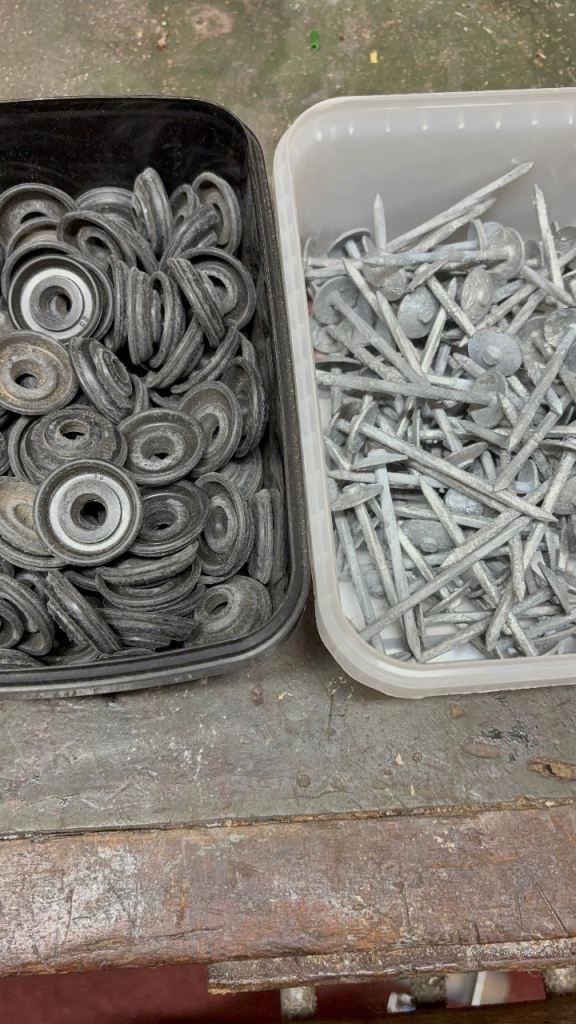 Pack of 100 65mm galvanised roofing nails and rubber washers 