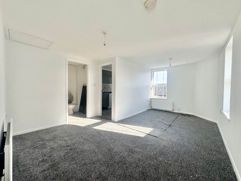 Spacious One Bedroom Flat in Gillingham Centre 