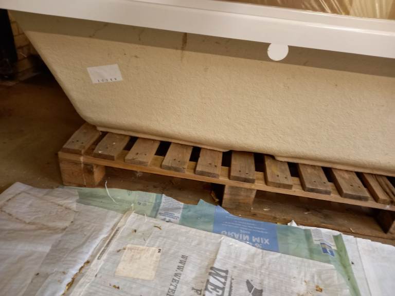 BATH UNUSED STORED IN GARAGE.  AS NEW CONDITION Halcyon Square 1750 x 800