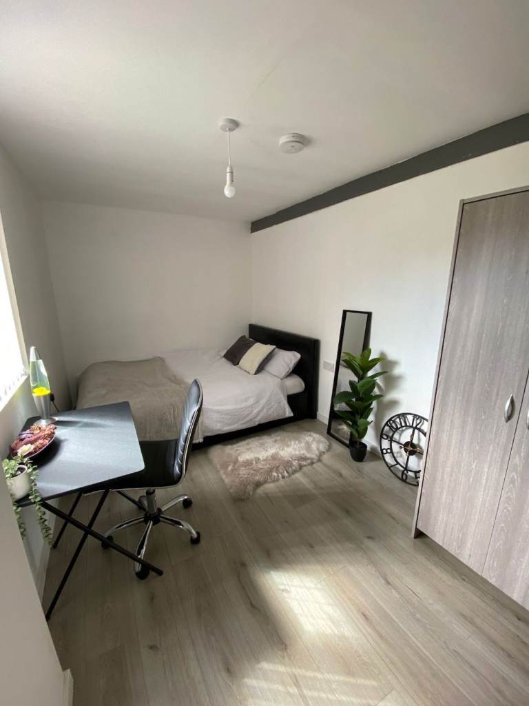Room for rent in Langley, Slough. All bills included.