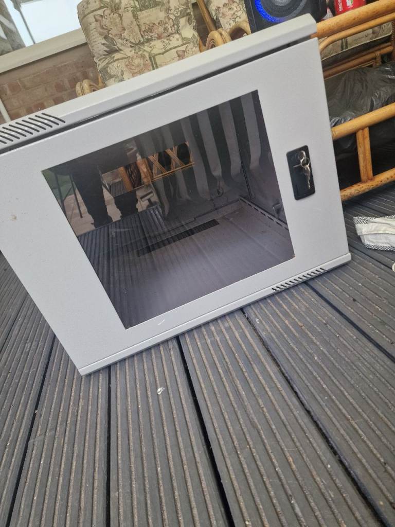 Wall Mount Server Rack Cabinet - Compact 60x60x40cm, Good Condition