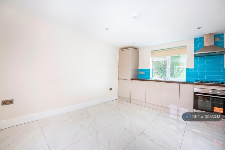 3 bedroom flat in Saxon Drive, London, W3 (3 bed) (#3033348)