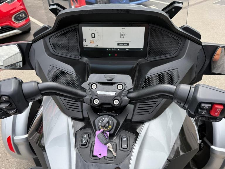 2025 Can-Am Spyder RT Limited 1330cc 6 speed semiauto trike Hyper Silver