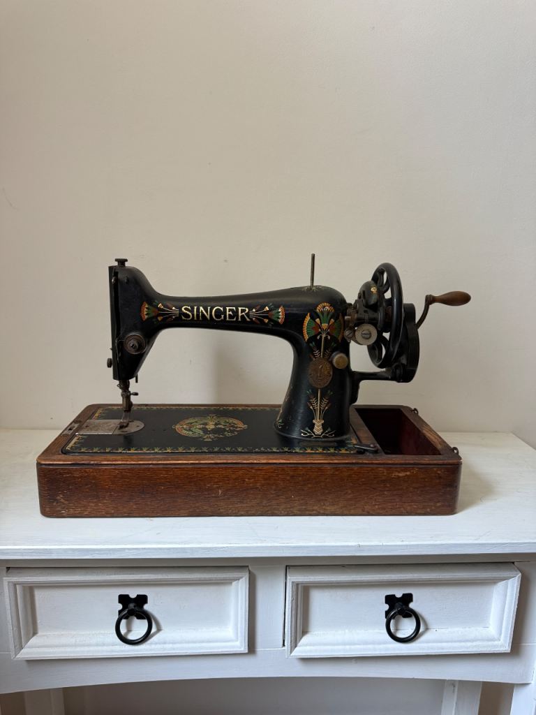 Antique 1920s Singer Hand Crank Sewing Machine With Wooden Case