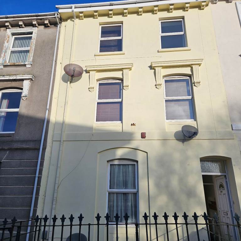 1 bedroom large flat to let