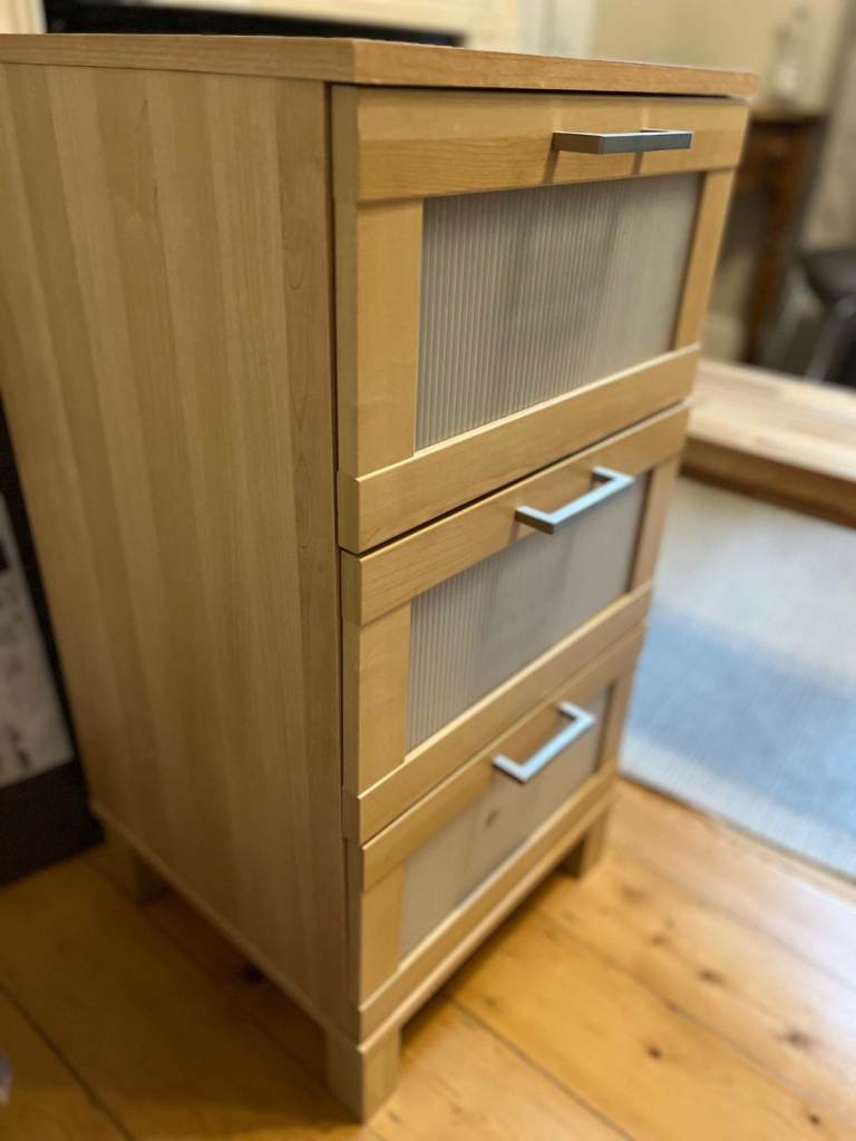 Lovely chest of drawers or bedside table with 3 drawers in good, clean condition