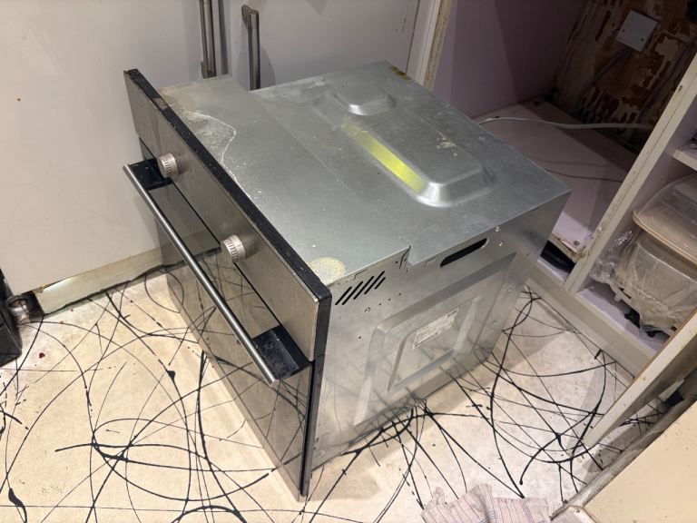 Logik Electric Oven. Built-in, wired. 20 amp.