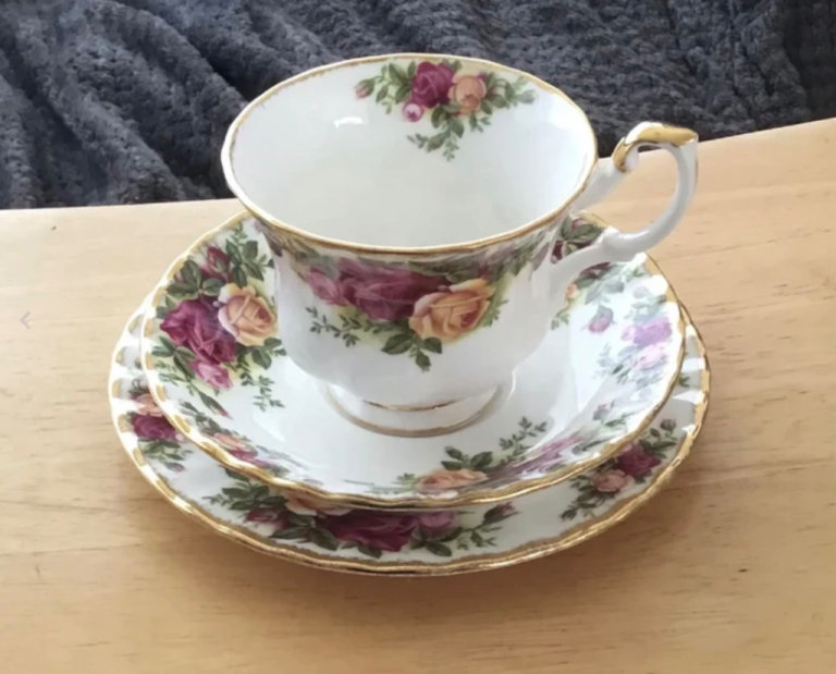 Royal Albert “Old Country Roses” Trio-Set (Cup, Saucer & Small Plate)