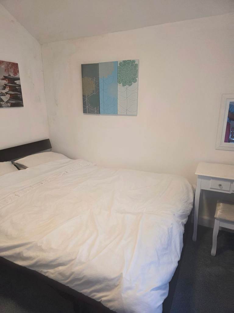 Spacious double room available for rent 