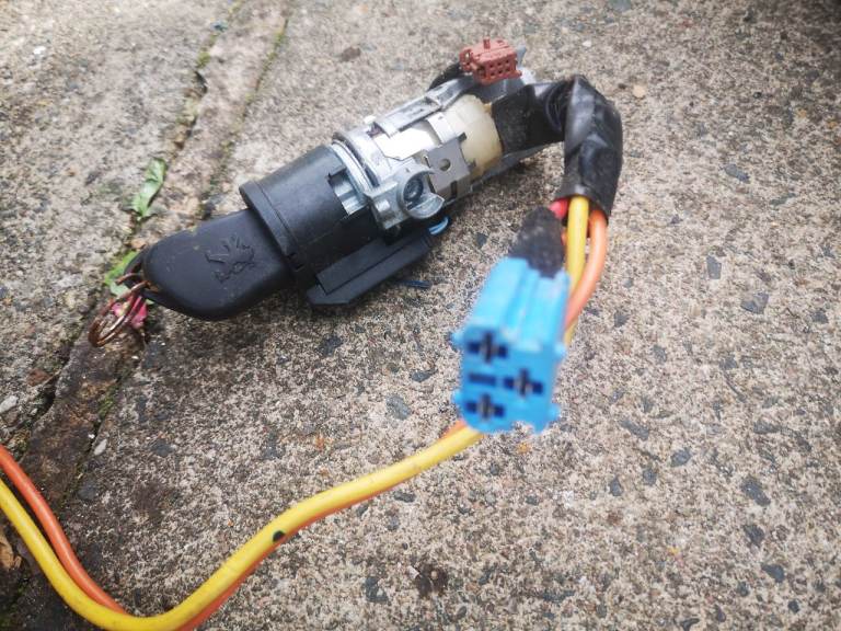 Peugeot 406 2002 key and ignition barrel