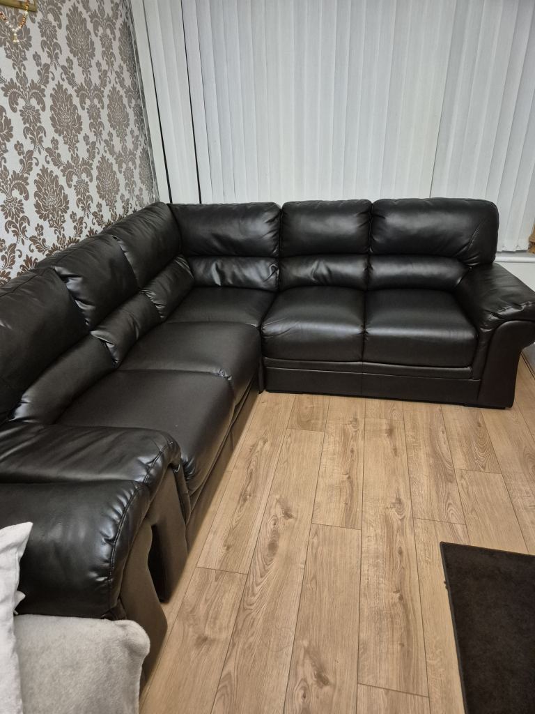 Corner leather 5 seater and 3 seater sofa (2 corner 2) 
