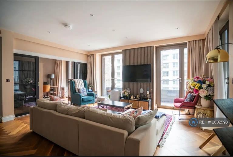 3 bedroom flat in New Union Square, London, SW11 (3 bed) (#2802593)