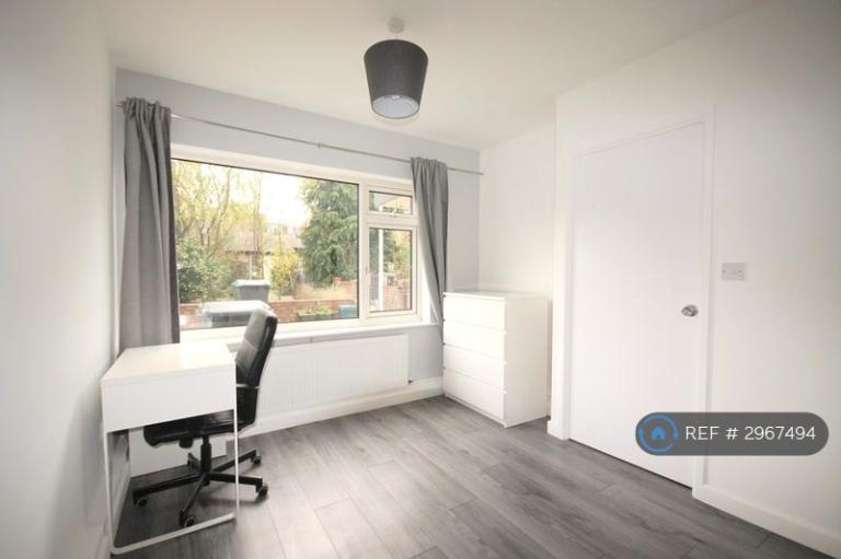 4 bedroom flat in Colton Gardens, London, N17 (4 bed) (#2967494)