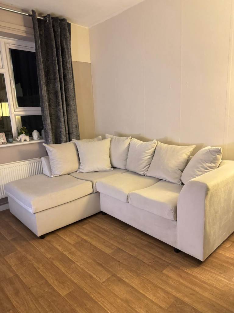 Corner sofa excellent condition only 2 months used 260£