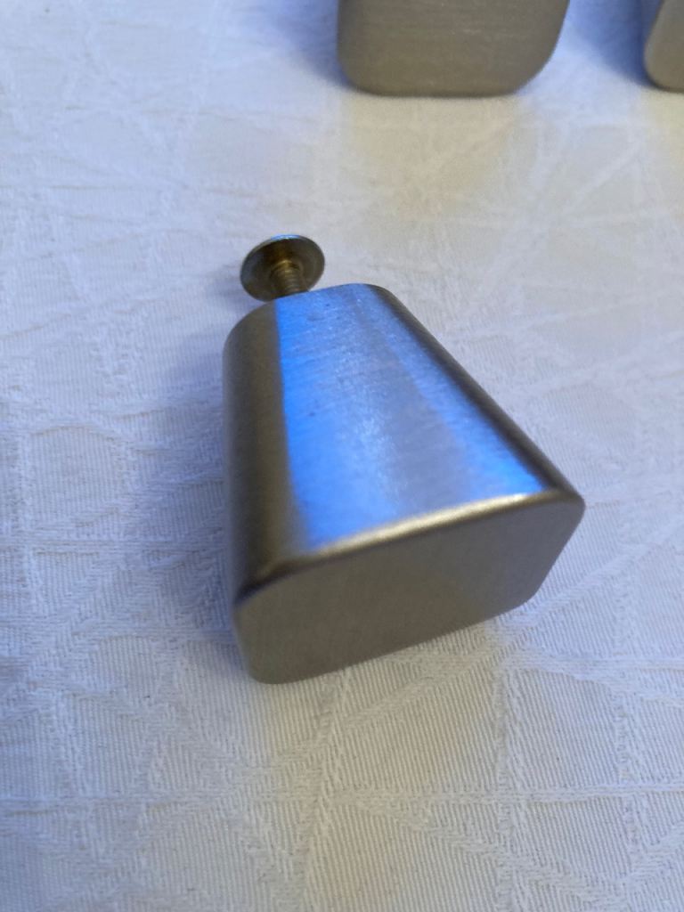 8 drawer knobs in brushed nickel/ silver
