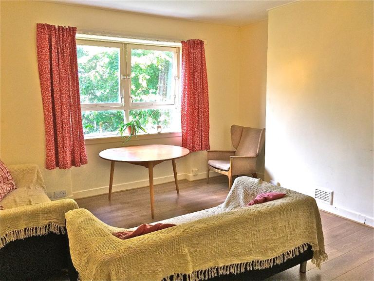 DOUBLE BEDROOM IN SUPERB TOP FLOOR OLD ABERDEEN APARTMENT BY UNIVERSITY 