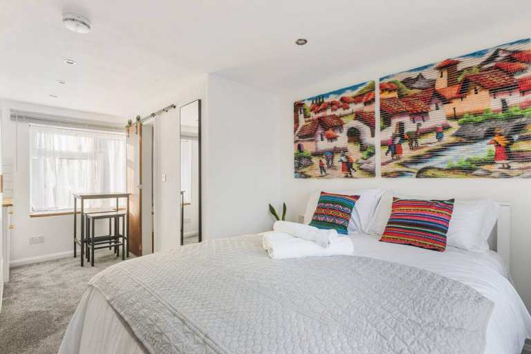 Double Room with en-suite and kitchenette | Free Parking | WIFI in Dagenham