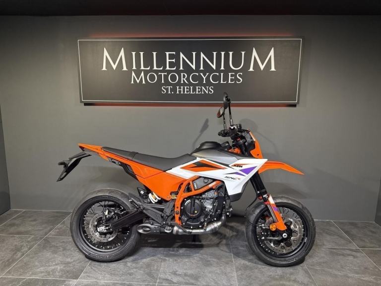 KTM 2025 390 SMC R A2 LICENSE SUPERMOTO MOTORCYCLE