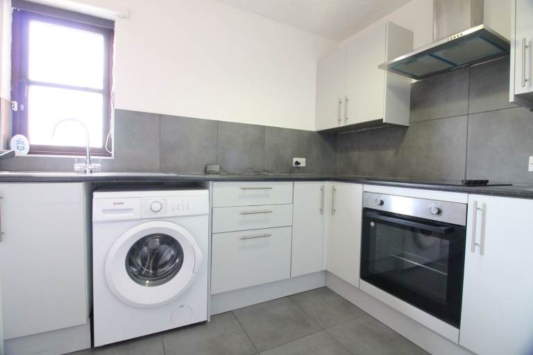 LARGE REFURBISHED LUXURY SELF CONTAINED STUDIO- UXBRIDGE COWLEY WEST DRAYTON HEATHROW