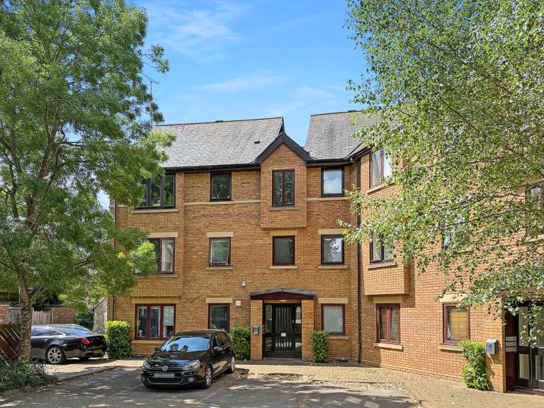 3 bedroom flat in Swan Court Paradise Street, Oxford, OX1 Book Online - The Rent Guru {297}